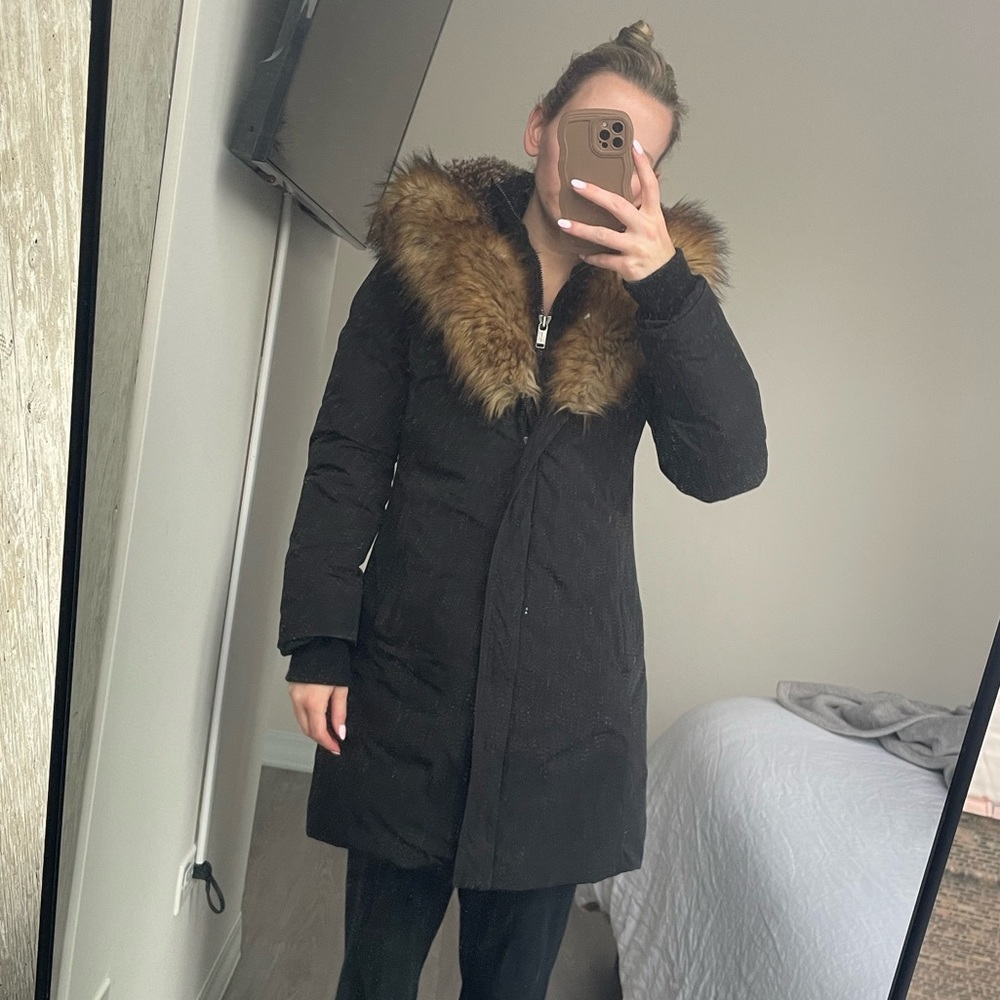 Aritzia Babaton London Down Parka. Black. FAUX FUR. Size Small. Great condition!